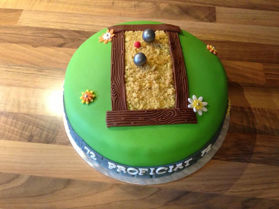 http://i1280.photobucket.com/albums/a487/Sandra_Franzen-Strolenberg/Facebook/My%20Own%20Cakes/971439_438864769542682_2013129120_n.jpg