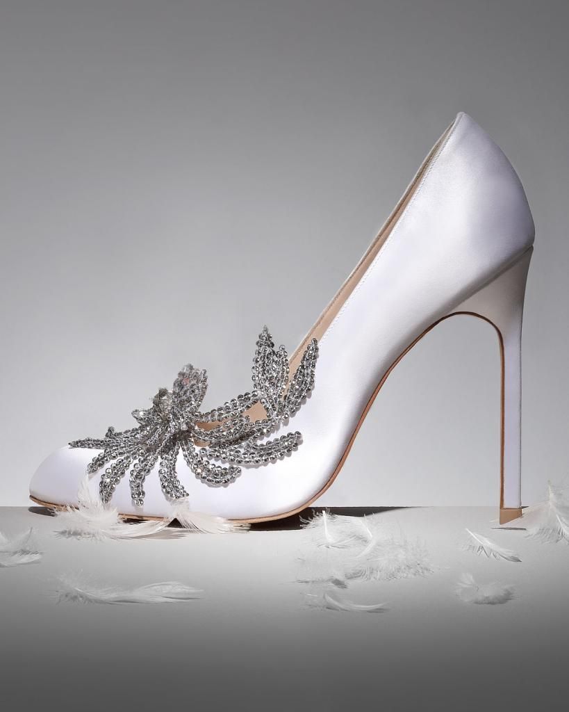 Stikle ili ravno? - Page 12 Wedding-splurge-top-10-for-fall-2012-manolo-blahnik-white-satin-pumpsoriginal_zps94cce3d6