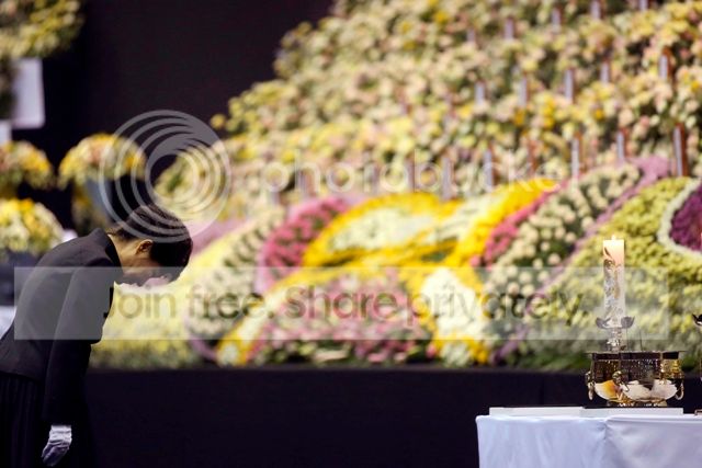 South Korea president apologizes over ferry