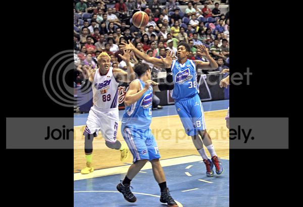 San Mig grounds Air21, ties series